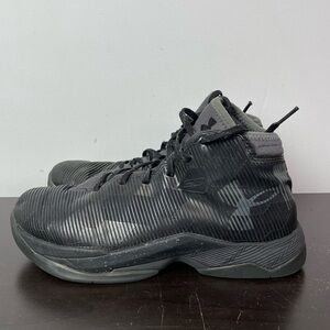 Under Armour Sneaker Shoes size  6.5y